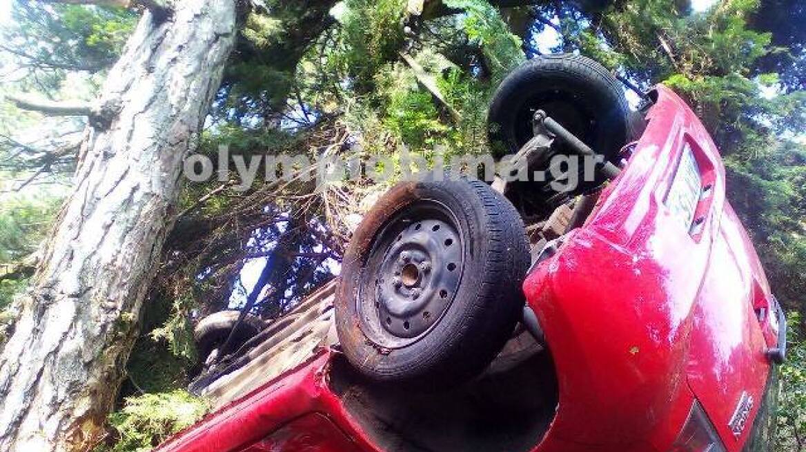 Φωτογραφίες: Αυτοκίνητο έπεσε σε χαράδρα στον Όλυμπο και «καρφώθηκε» σε δέντρο