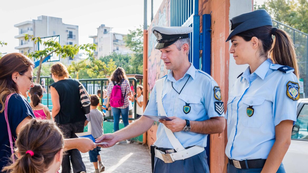 Η αστυνομία μοίρασε φυλλάδια κυκλοφοριακής αγωγής σε γονείς και μαθητές