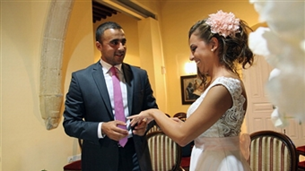 BBC: Η Κύπρος είναι το νησί της αγάπης και των «κρυφών» πολιτικών γάμων