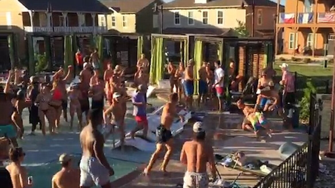 Βίντεο: Άγριος καυγάς με μπουνιές και κλωτσιές σε πισίνα στο Τέξας