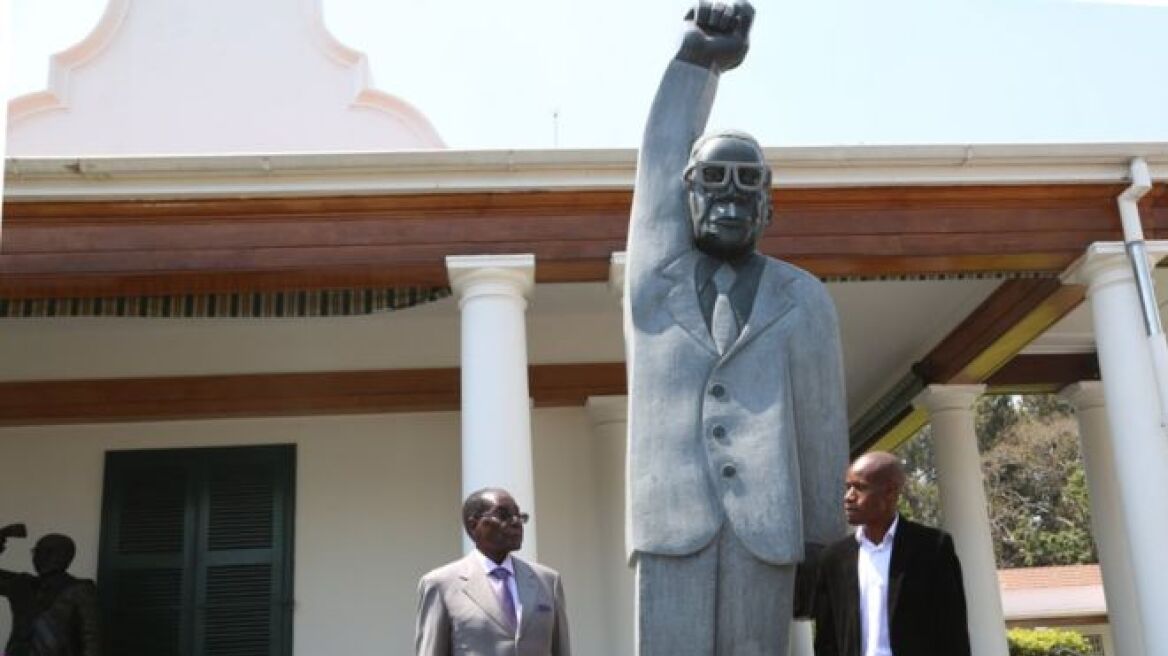 Ζιμπάμπουε: Χαμός με το νέο άγαλμα του Μουγκάμπε που τον δείχνει σαν τον Σούπερμαν