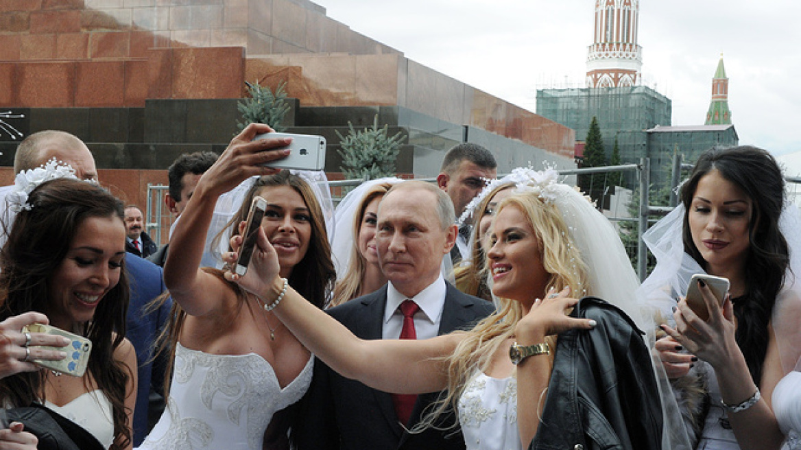 Βίντεο: Ο Πούτιν φωτογραφίζεται με πανέμορφες Ρωσίδες νύφες