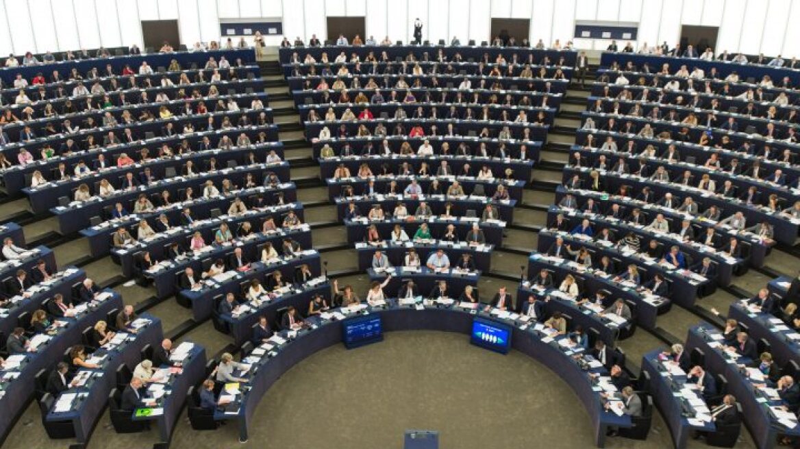 Ευρωκοινοβούλιο: Εγκρίθηκε νέο ταξιδιωτικό έγγραφο για πιο εύκολη επαναπροώθηση μεταναστών