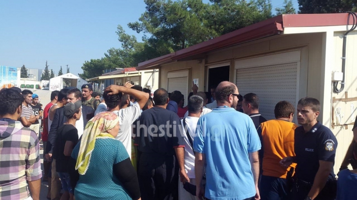 Διαβατά: Ενταση στο hot spot με μέλη του ΕΛΚ - Πρόσφυγες απέκλεισαν την είσοδο