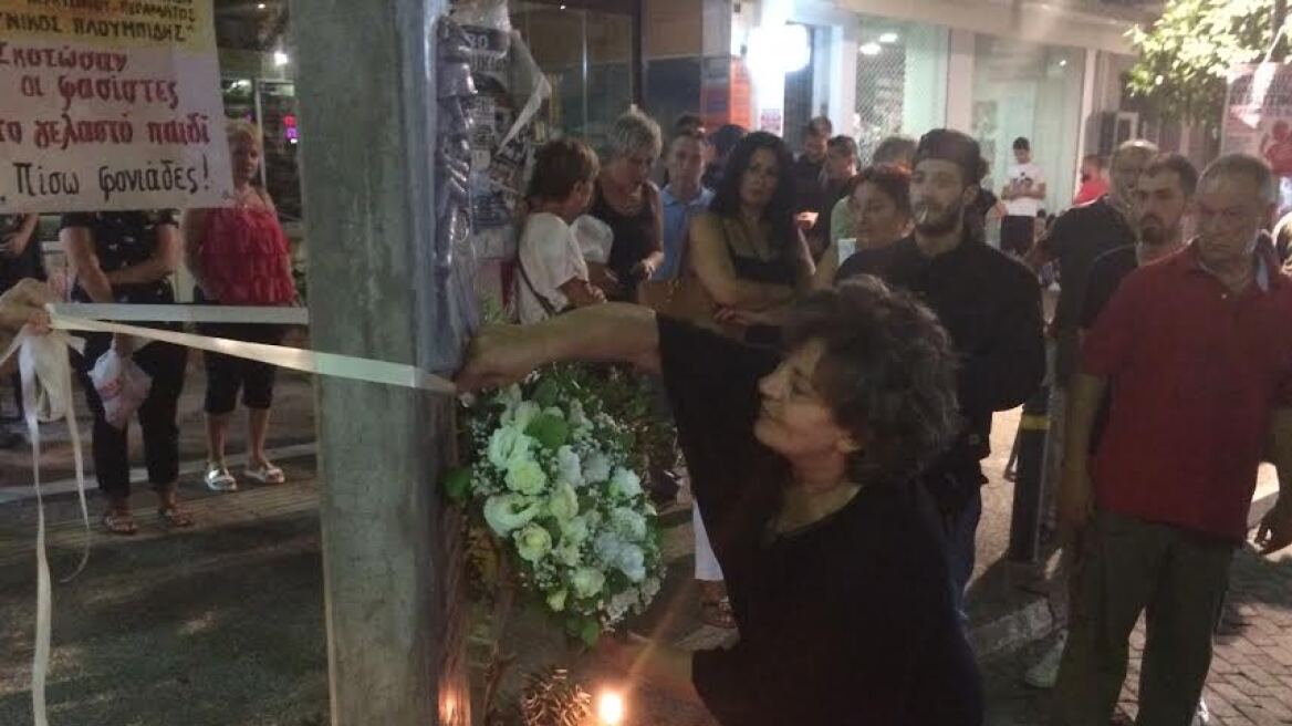 Φωτογραφίες: Κερί στη μνήμη στου γιου τους άναψαν οι γονείς του Παύλου Φύσσα