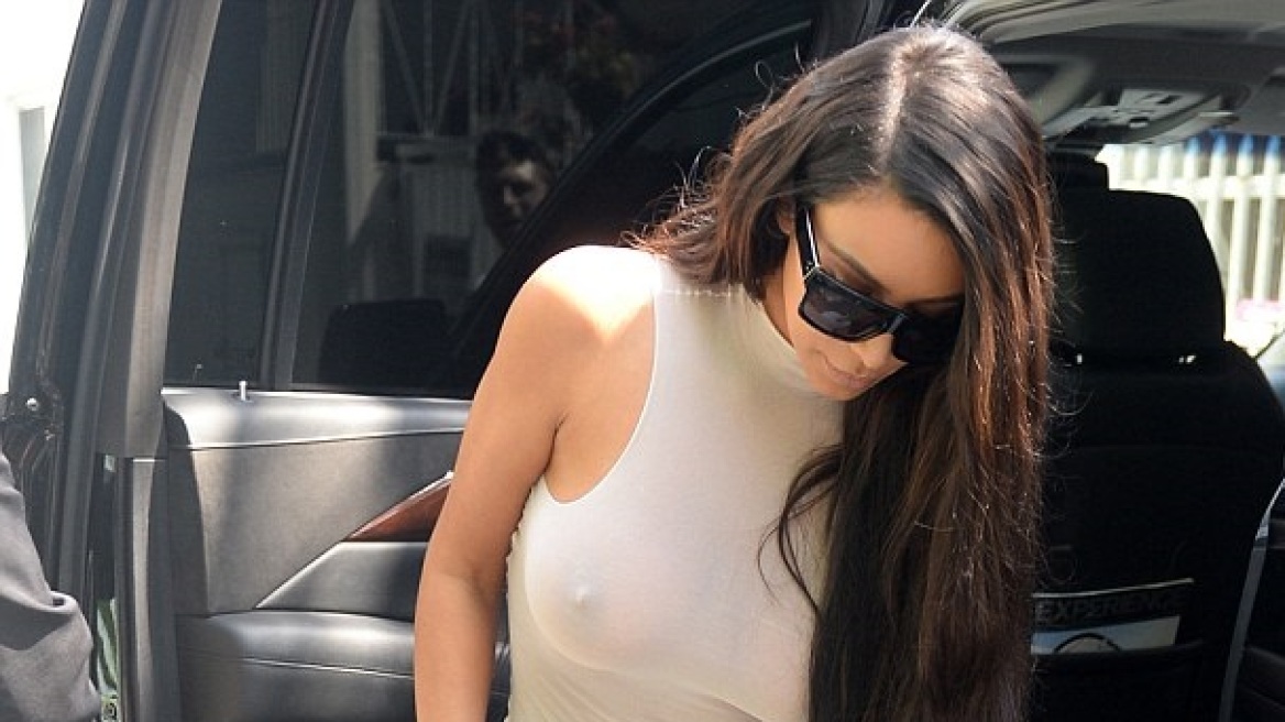 Στήθη... έξω: Η νέα μανία της Kim Kardashian 