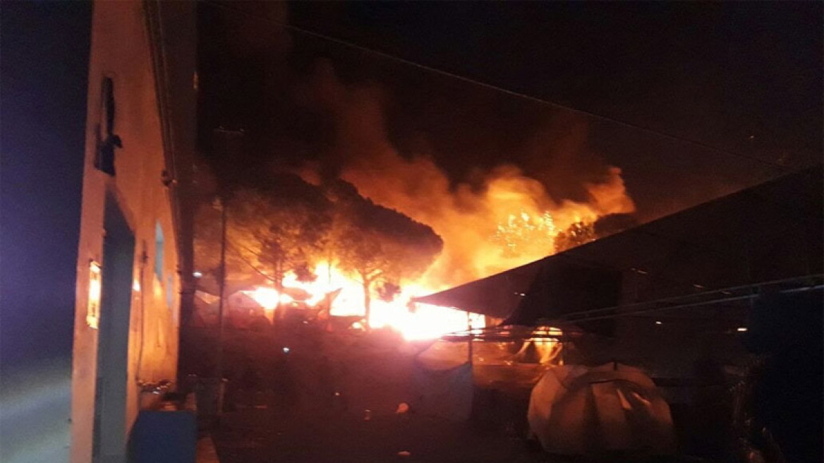 Χάος στη Λέσβο: Χιλιάδες μετανάστες στους δρόμους μετά τη φωτιά στο hot spot