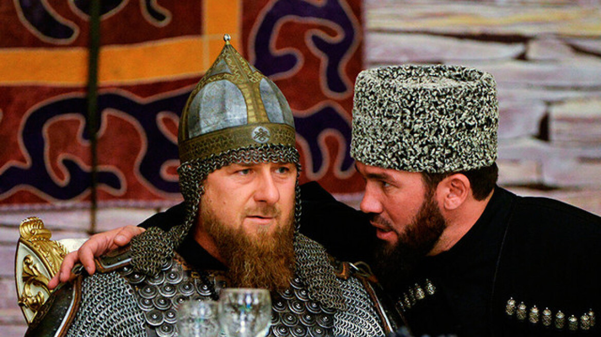 Βίντεο: Ο Καντίροφ ντύθηκε πολεμιστής για την Ημέρα της Γυναίκας στην Τσετσενία