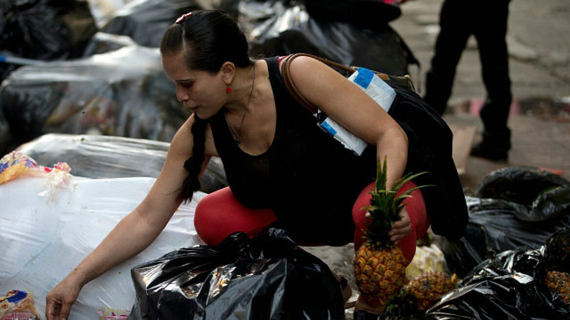 Φωτογραφίες-σοκ από Βενεζουέλα: Ψάχνουν φαγητό στα σκουπίδια!