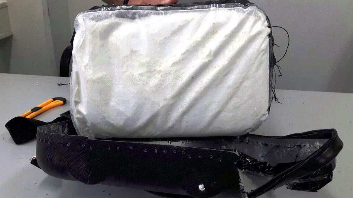 Φωτογραφίες: 23χρονη από τη Βενεζουέλα έκρυψε 1,5 κιλό κοκαΐνης στα καλλυντικά της