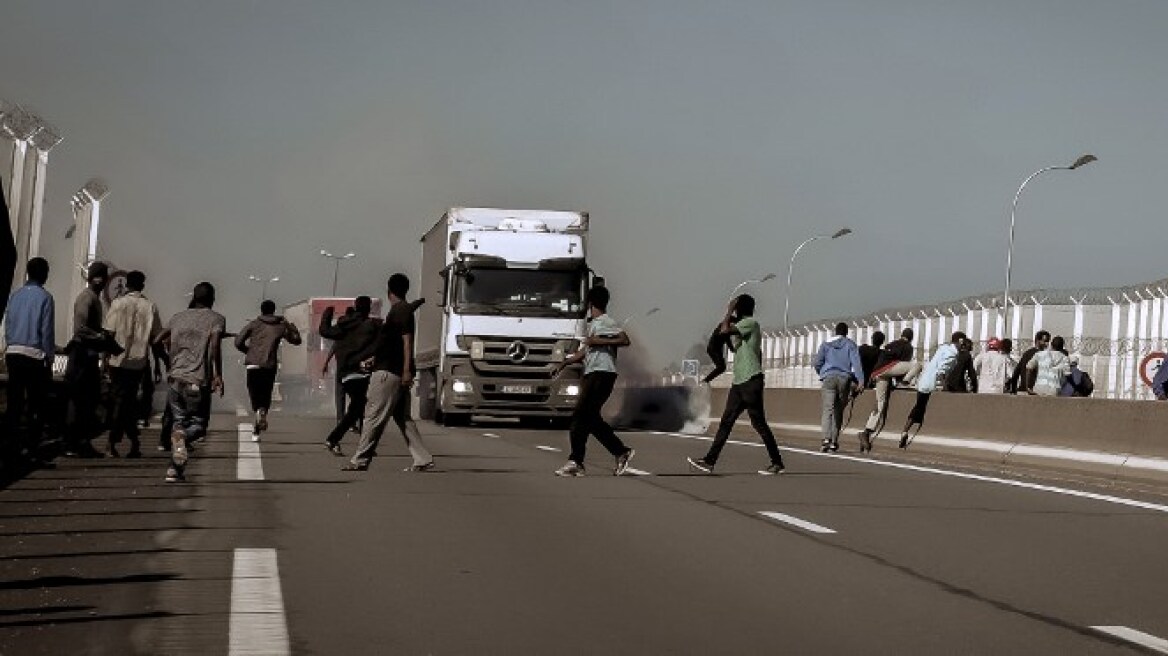 Γαλλία: Νέα «μάχη» μεταξύ αστυνομίας και μεταναστών στο Καλαί