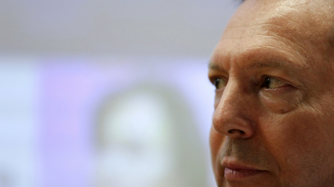 Bloomberg: Πώς ο Στουρνάρας «κέρδισε» τον Τσίπρα στην υπόθεση της Τράπεζας Αττικής
