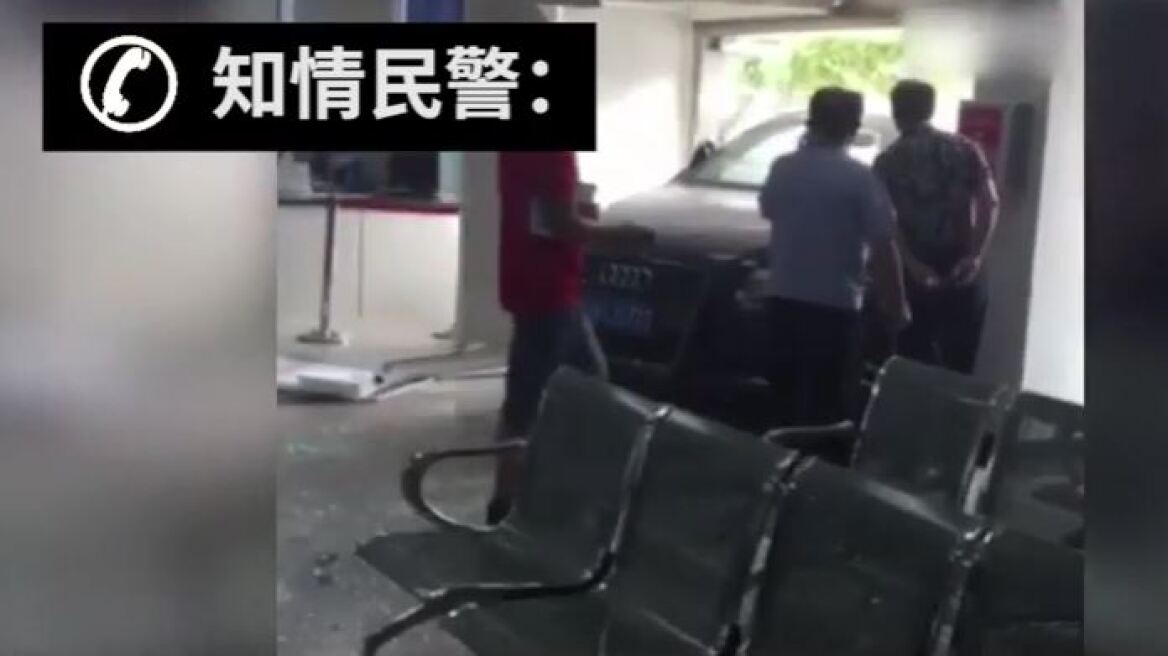 Τρόμος στην Κίνα: Αυτοκίνητο παρασέρνει πεζούς και γκρεμίζει την είσοδο αστυνομικού τμήματος