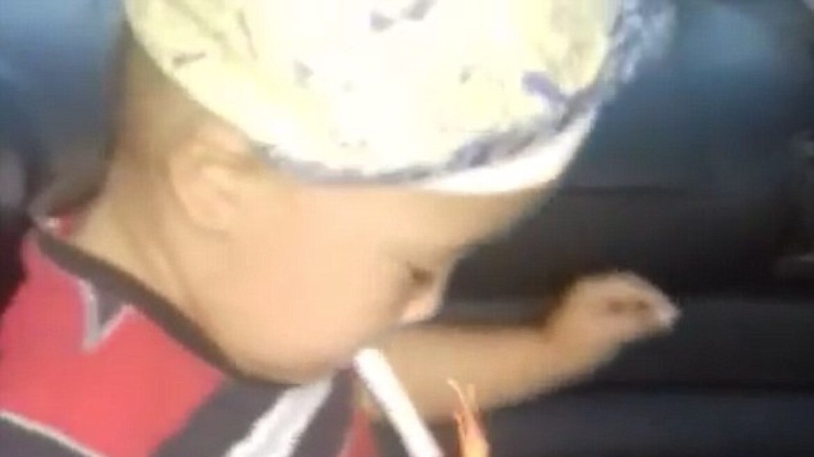 Σοκαριστικό βίντεο: Μητέρα μαθαίνει στο δίχρονο παιδί της να καπνίζει! 