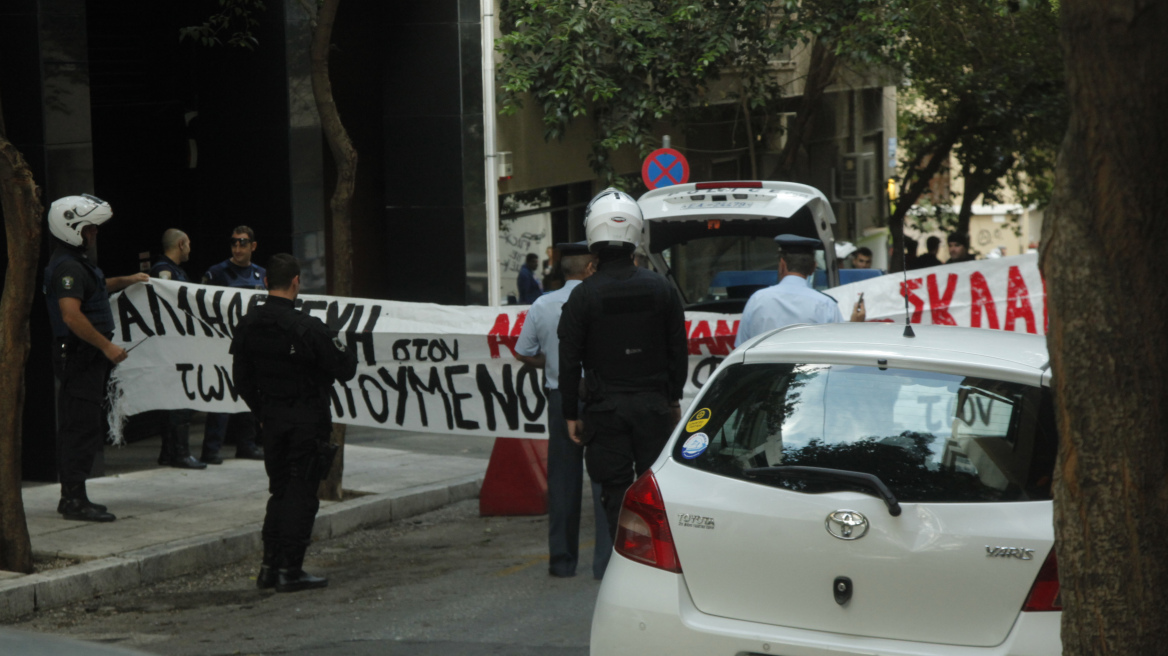 Εισβολή αντιεξουσιαστών στην Ελληνοαμερικανική Ένωση