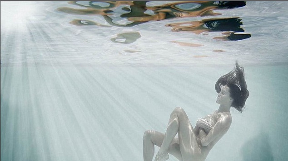 Τέχνη κάτω από το νερό! - Μοναδικές λήψεις με γυμνά μοντέλα στα νησιά Φίτζι και το Μαλιμπού