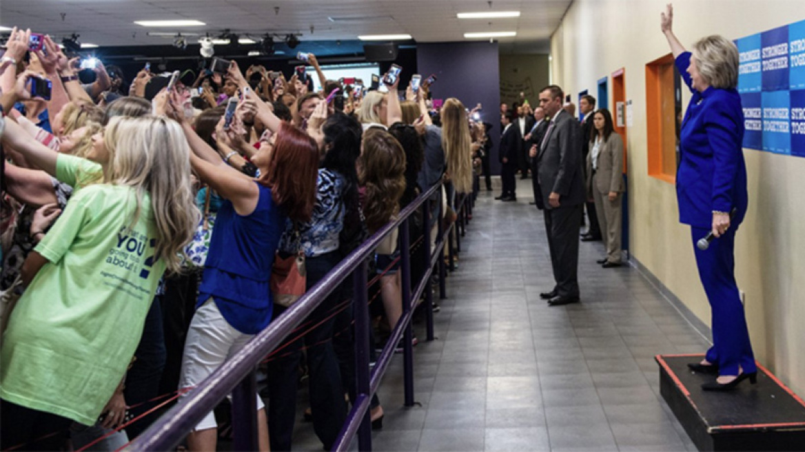 Απίστευτη φωτογραφία: Η νέα γενιά γυρίζει την πλάτη στη Χίλαρι λόγω... selfie
