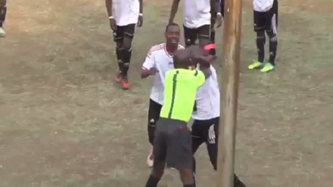 Βίντεο: Άγριο «ξύλο» ποδοσφαιριστή και διαιτητή μετά την κόκκινη κάρτα!