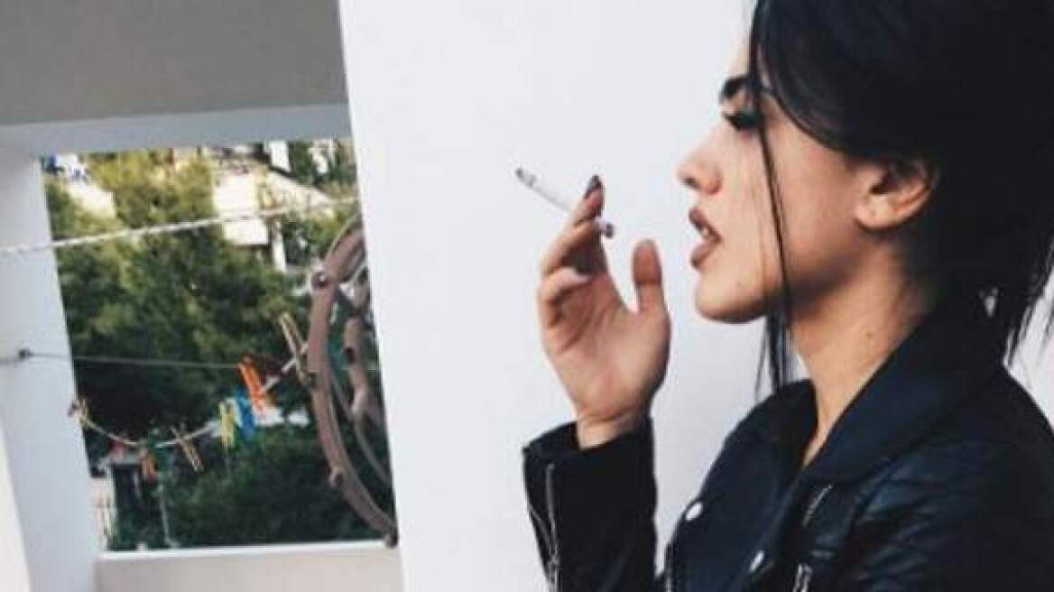 Η κόρη του Λευτέρη Πανταζή καπνίζει στο μπαλκόνι μόνο με το τζάκετ της