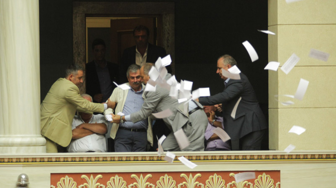 Χαμός στη Βουλή: Σύντροφοι του Λαφαζάνη πέταξαν φυλλάδια στην αίθουσα της Ολομέλειας