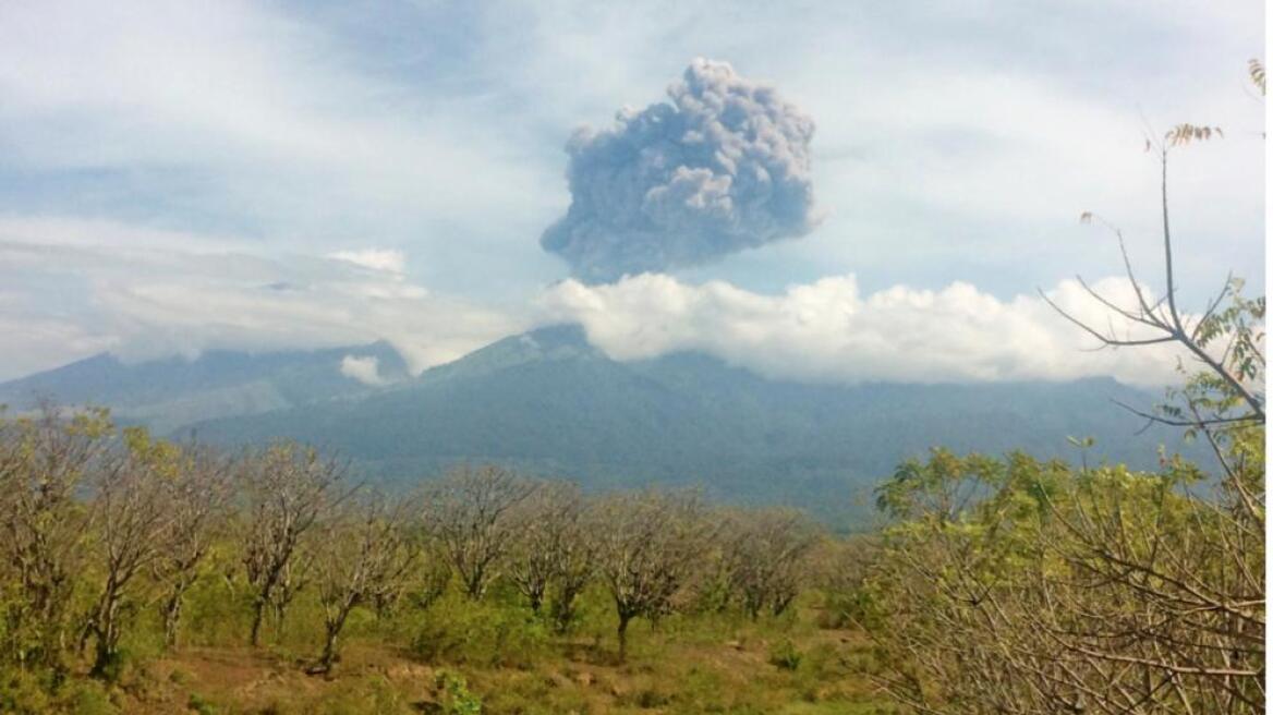 Συναγερμός στην Ινδονησία: Εκατοντάδες τουρίστες αγνοούνται μετά από έκρηξη ηφαιστείου