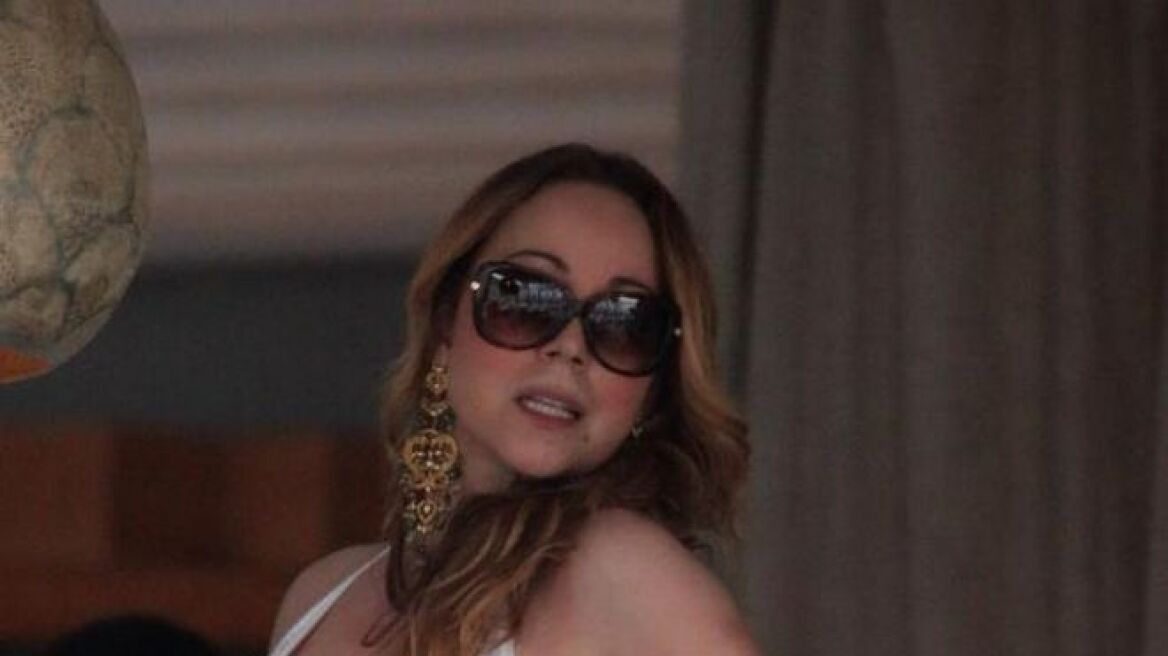 Mariah Carey: Δείτε τη να χορεύει στη Μύκονο με λευκό φόρεμα και χωρίς εσώρουχο