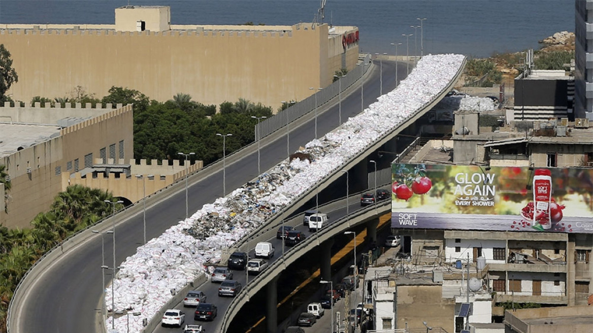 Ο Λίβανος «πνίγεται» σε τόνους σκουπιδιών