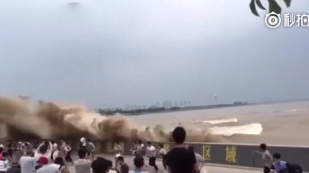 Βίντεο: «Τσουνάμι» από ποτάμι παρασύρει δεκάδες ανθρώπους στην Κίνα