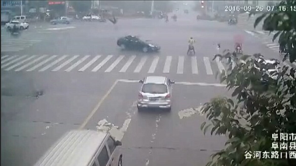 Βίντεο: Αυτοκίνητο πετάει στον αέρα τροχονόμο - Έκανε τέσσερις στροφές στον αέρα αλλά επέζησε