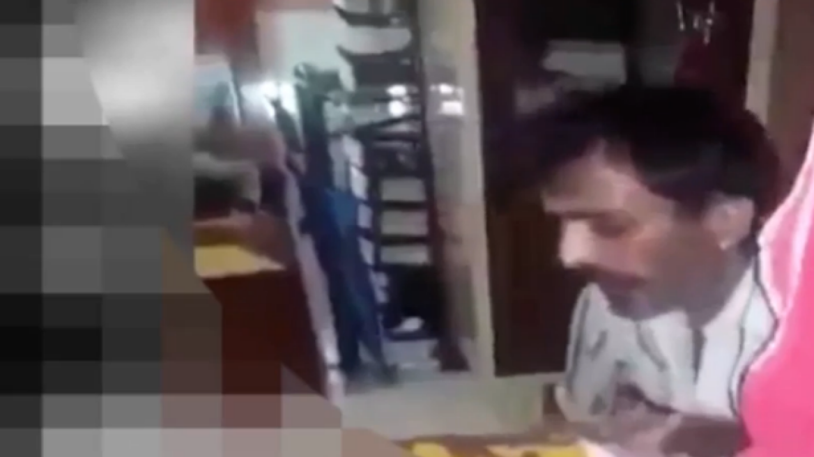 Βίντεο-σοκ: Ινδός προσπαθεί να στραγγαλίσει τη μητέρα του ενώ η σύντροφός του τον ενθαρρύνει