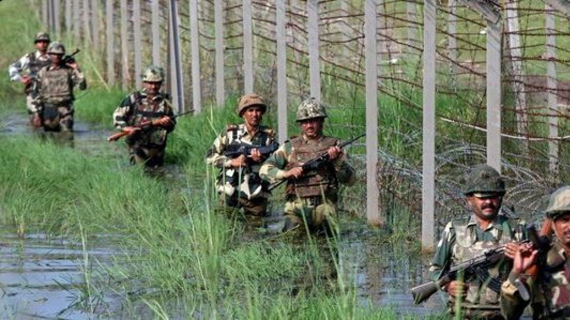 Η Ινδία εκκενώνει περιοχές στα σύνορα με το Πακιστάν - Επί ποδός πολέμου ο στρατός