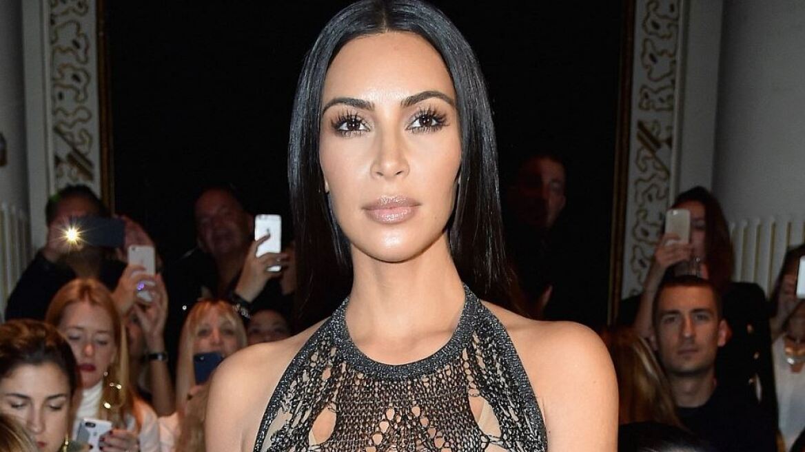 H Kim Kardashian ξαναχτύπησε με αποκαλυπτικό φόρεμα γεμάτο τρύπες
