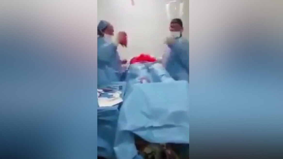 Βίντεο: Χειρουργός χορεύει ενώ κάνει επέμβαση σε ασθενή