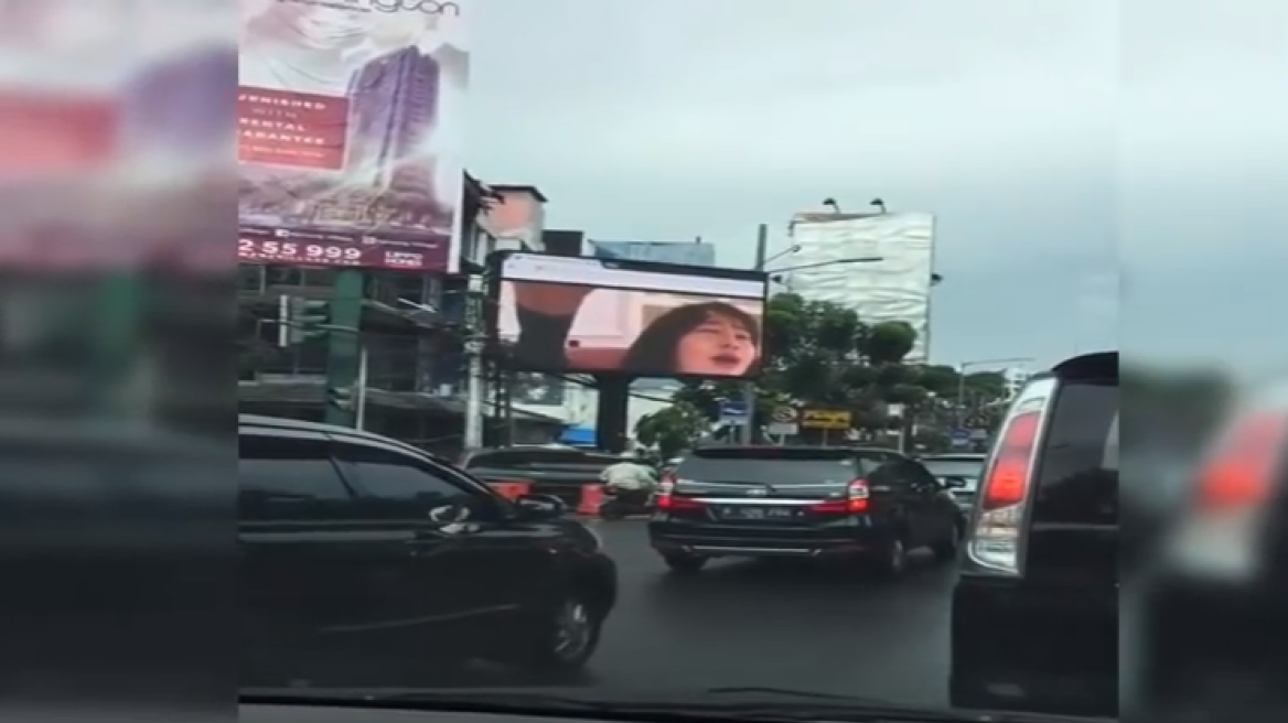 Βίντεο: «Σκληρό» πορνό σε γιγαντοοθόνη στο κέντρο της Τζακάρτα 