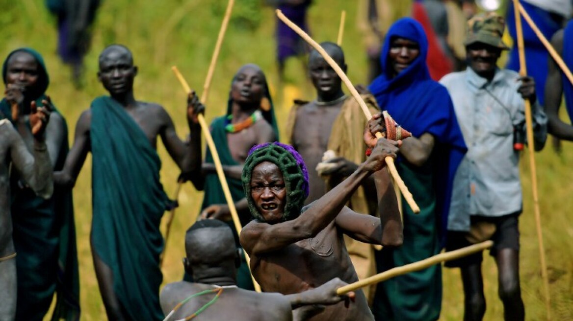 Εκπληκτικές φωτογραφίες: Αιθίοπες πολεμιστές «μονομαχούν» για να προσελκύσουν ταίρι