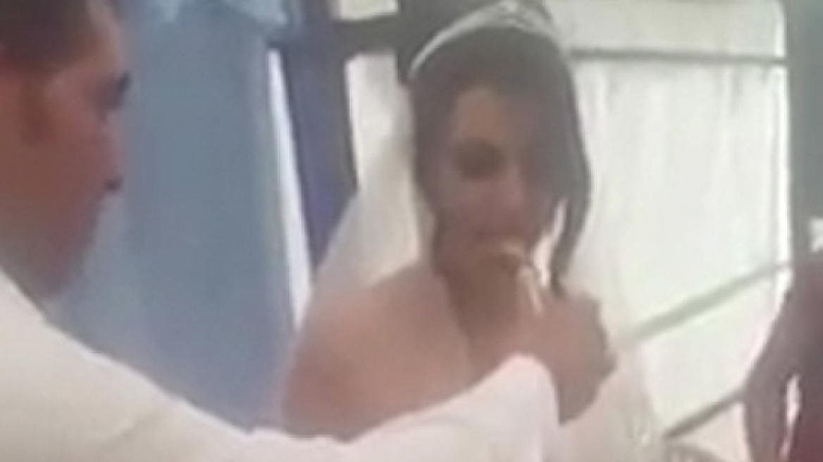 Εξοργιστικό βίντεο: Πήγε να τον ταΐσει τούρτα στον γάμο τους κι εκείνος... τη χτύπησε!