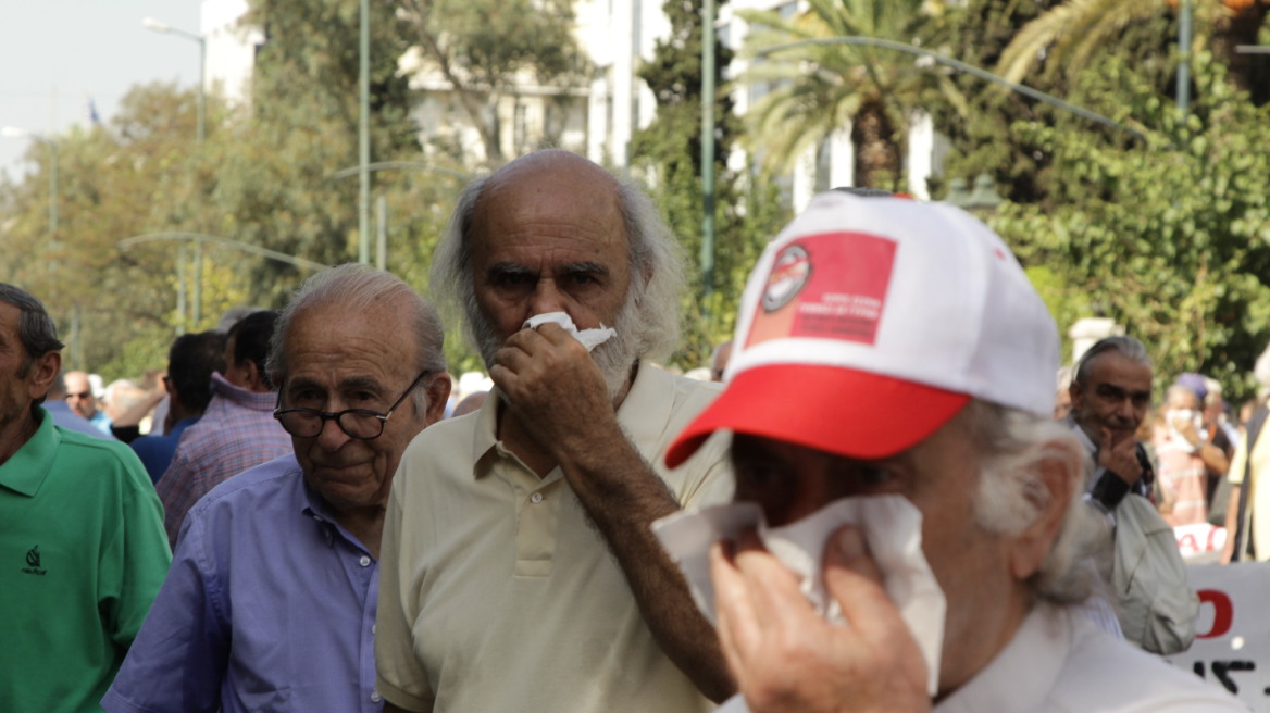 Νευρικός κλονισμός στην κυβέρνηση για τα δακρυγόνα στους συνταξιούχους