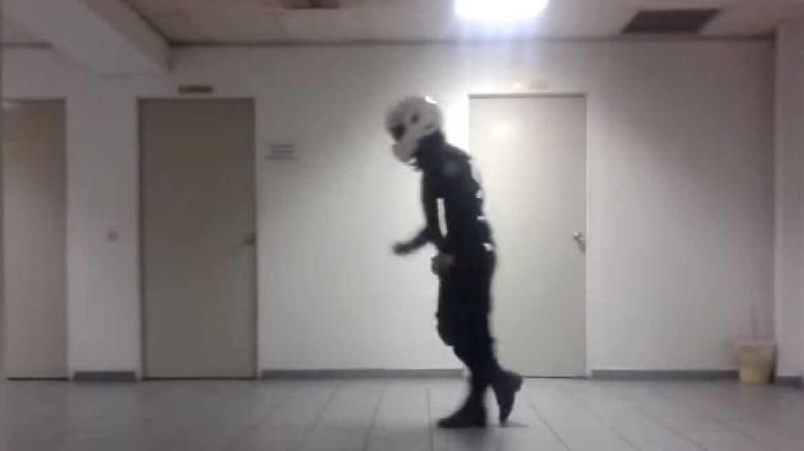 Βίντεο: Αστυνομικός χορεύει σαν τον Μάικλ Τζάκσον και γίνεται viral 