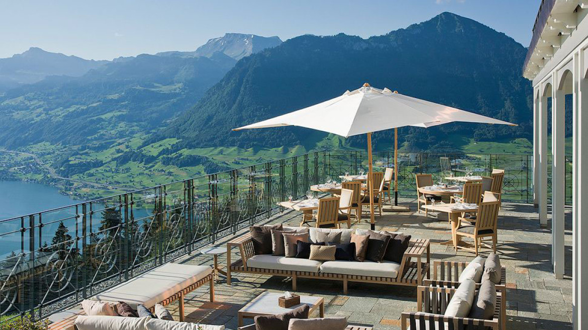 Η εντυπωσιακή πισίνα υπερχείλισης στο Hotel Villa Honegg στην Ελβετία