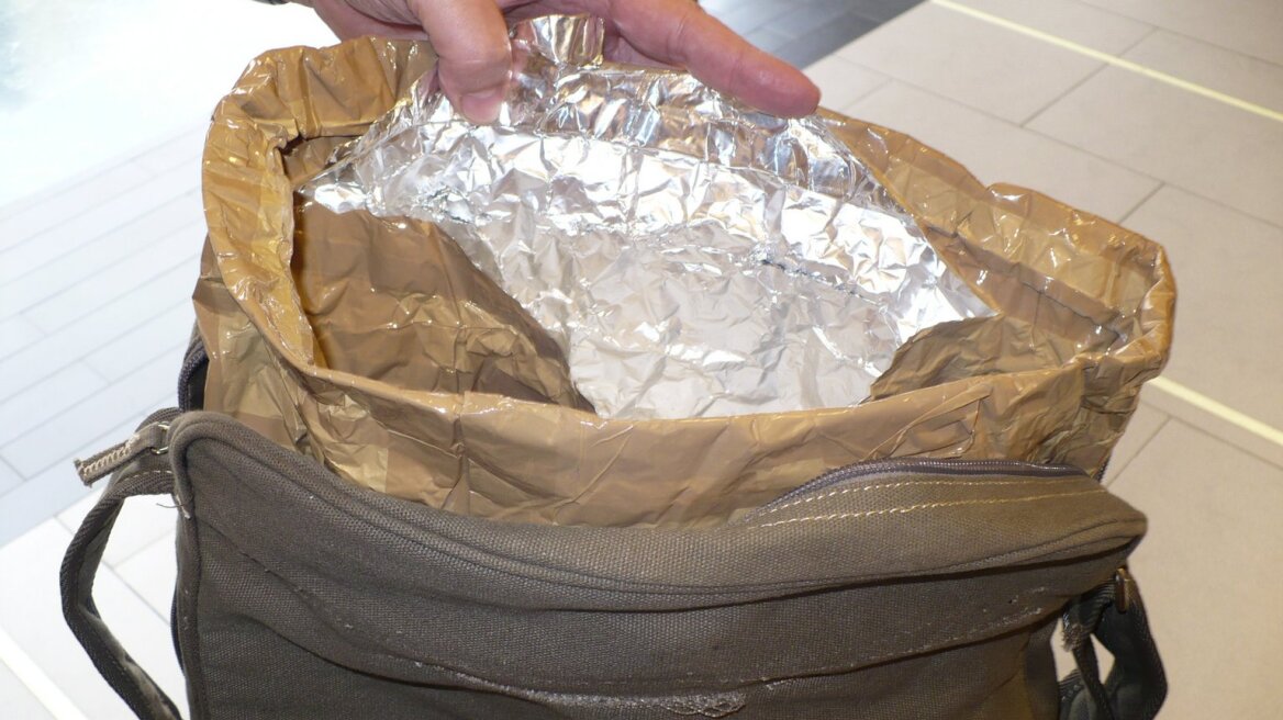 Πάτρα: Σε τσάντα με αλουμινόχαρτο έκρυβε κλεμμένα παντελόνια