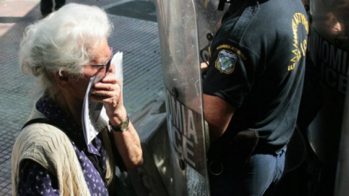 Κατίνα Μανιτάρα: Η συνταξιούχος - σύμβολο της Εθνικής Αντίστασης που ψέκασαν τα ΜΑΤ 