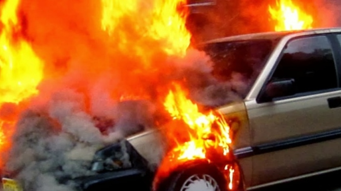 Κρήτη: Περιπέτεια για επιβάτες αυτοκινήτου που τυλίχθηκε στις φλόγες