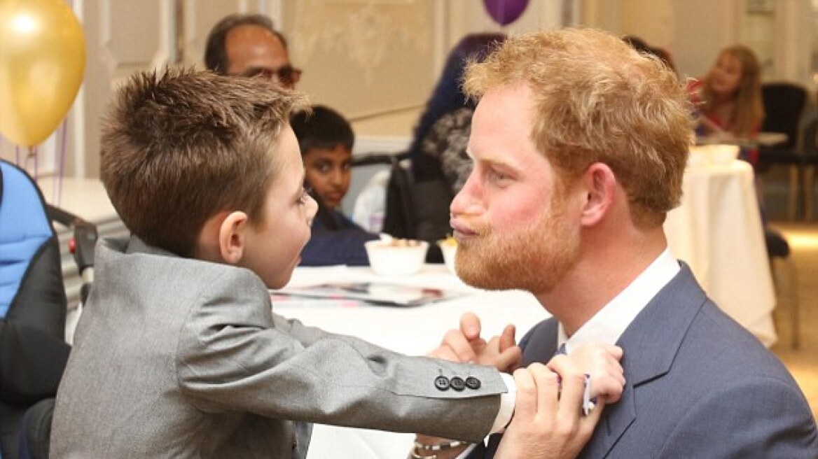 Φωτογραφίες: Ο πρίγκιπας Χάρι αγκαλιάζει 5χρονο αγόρι με ανίατη ασθένεια