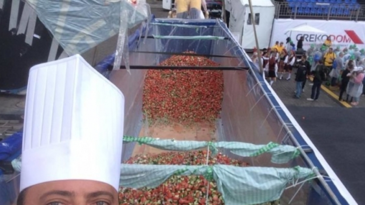 Δείτε φωτογραφίες: Κρητικός σεφ έφτιαξε τη μεγαλύτερη χωριάτικη σαλάτα στον κόσμο
