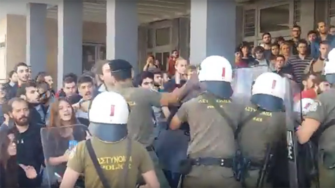 Θεσσαλονίκη: Λαϊκή οργή για πλειστηριασμό και «ξύλο» με αστυνομικούς στα δικαστήρια