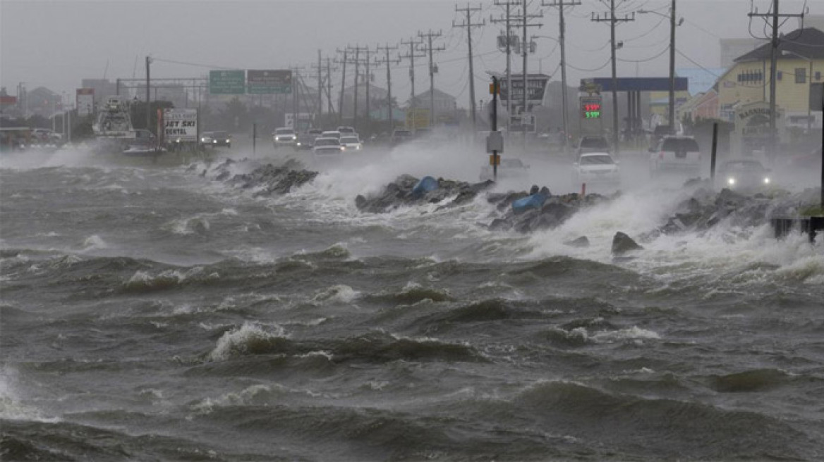 Σαρώνει τα πάντα ο τυφώνας Μάθιου: Τουλάχιστον 9 οι νεκροί