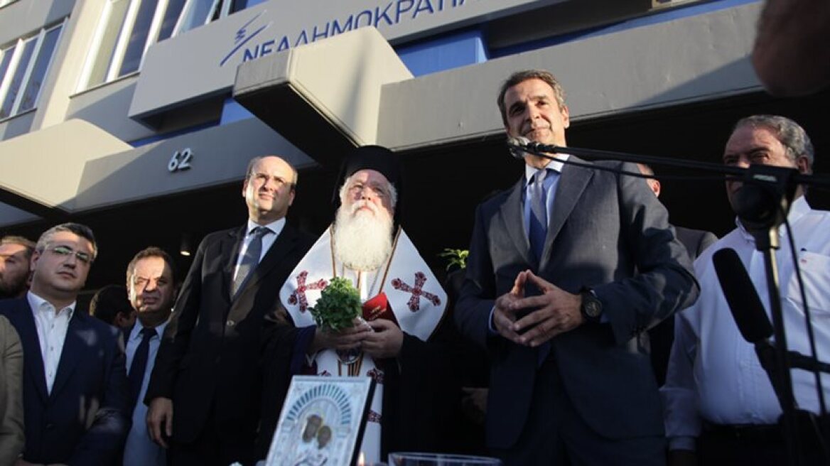 Mitsotakis blasts government over economy and domestic institutions
