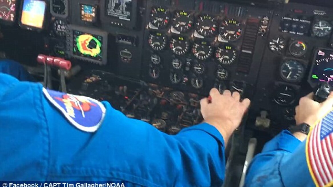 Τρομακτικό βίντεο: Αεροσκάφος στη δίνη του τυφώνα Μάθιου