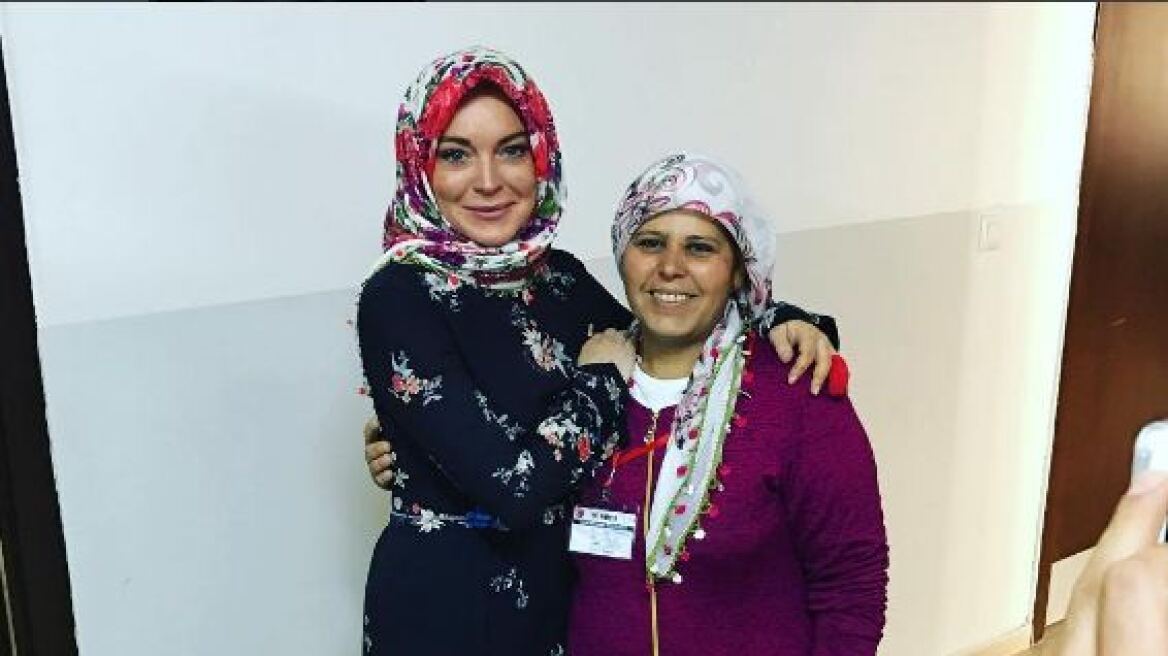 Λίντσεϊ Λόχαν: Επίσκεψη σε κέντρο φιλοξενίας προσφύγων στην Τουρκία