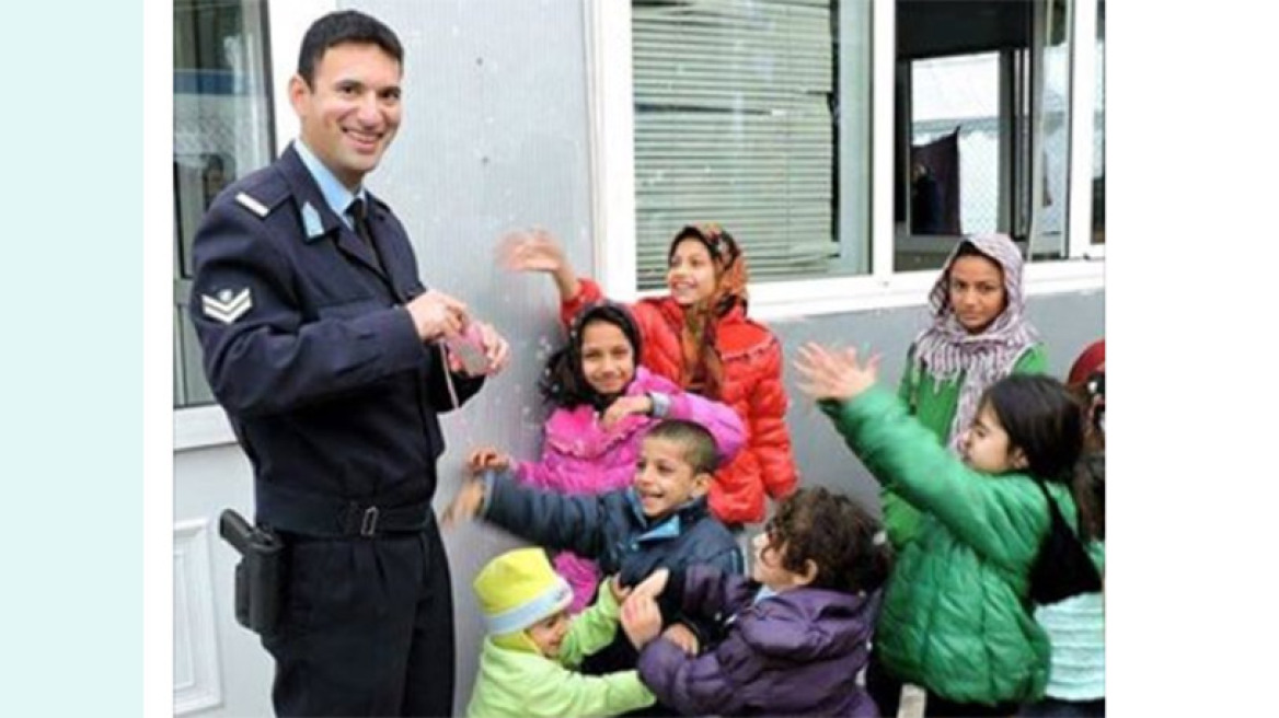 «Μαρτυρία» αστυνομικού για τα προσφυγόπουλα: Ναι, υπάρχει θέμα μετάδοσης... αγάπης, γέλιου και ανθρωπιάς!